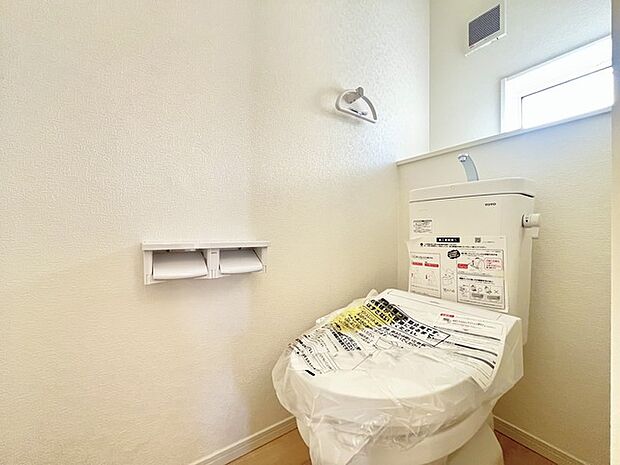 ウォシュレット機能付きのトイレ。換気のしやすい窓付きで、収納もあり実用性も兼ね備えた造り。