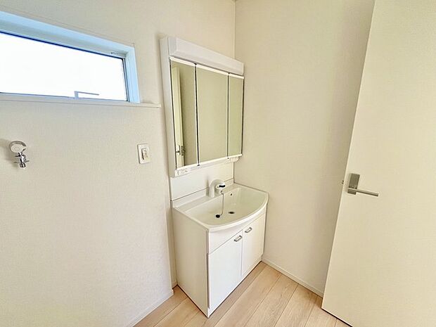 使い勝手の良い洗面台、窓があることで換気もしやすく清潔感のある空間を保てます。