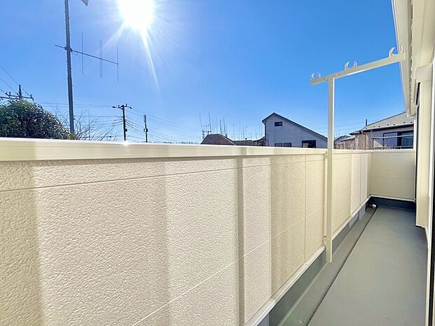 南側のお部屋から出入りできる、奥行きのあるワイドバルコニー。心地よい陽射しと暖かな風を楽しむことが出来ます。