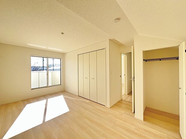 どんな家具にでも相性が良い清潔感ある白色調のクロスを採用。主張しすぎない配色、耐久性にも優れた床材は日々のメンテナンスも楽に、快適に過ごして頂けるよう考えられています。