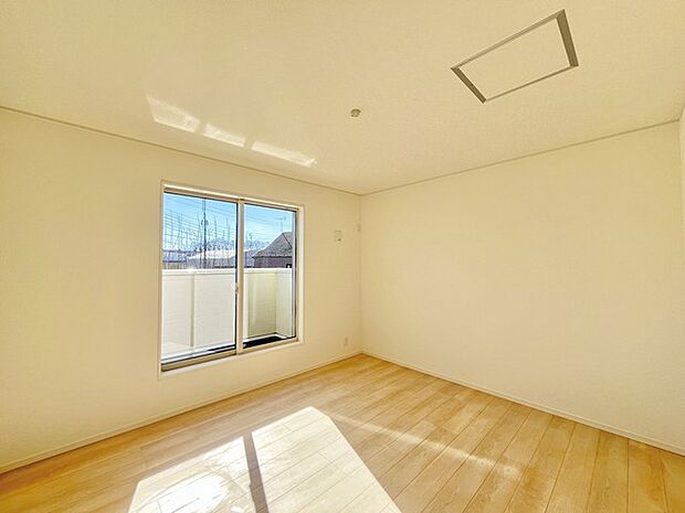 大きな開口部から明るい光が差し込む、日中の室内の明るさがこの部屋の魅力です。