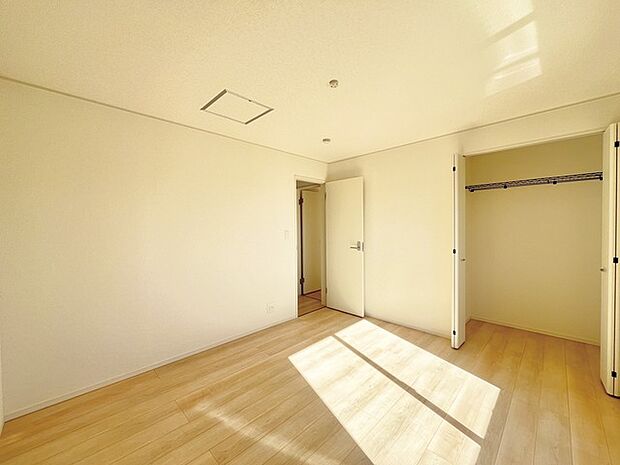 広々収納で、仕事着、普段着をまとめて収納できます。