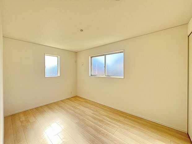 どんな家具にでも相性が良い清潔感ある白色調のクロスを採用。主張しすぎない配色、耐久性にも優れた床材は日々のメンテナンスも楽に、快適に過ごして頂けるよう考えられています。