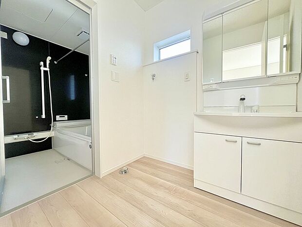 ゆとりの洗面スペースで朝の身支度もスムーズに行えます。