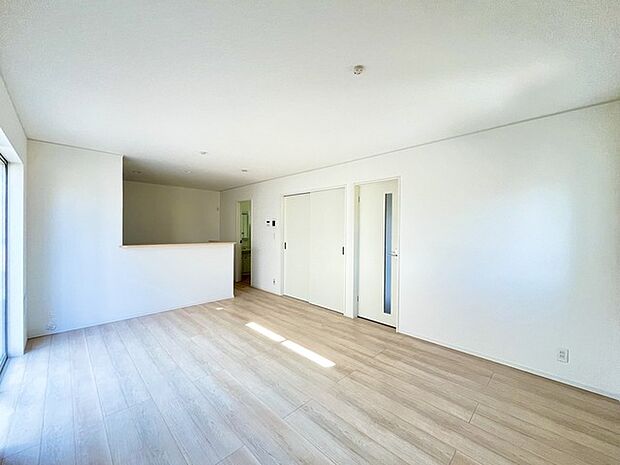 家族団欒のリビング。陽光差し込む食卓には家族の会話とスマイルが溢れます。いつまでもここで食卓を囲みたくなる、そう感じさせてくれるスペース。