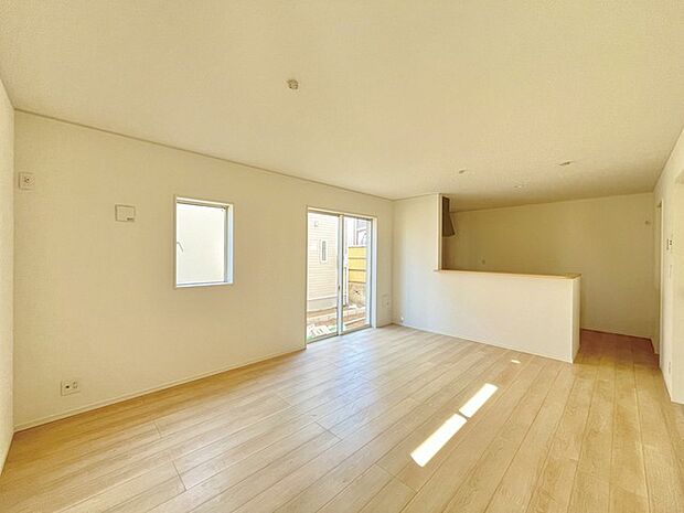 家族や友人、両親、親戚とこれから沢山の時間を紡ぐのだろう。そこを彩るのは窓から見える青い空、心地よい緑。そんなイメージが膨らむリビングスペース。