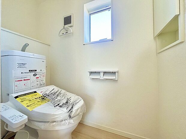 ウォシュレット機能付きのトイレ。換気のしやすい窓付きで、収納もあり実用性も兼ね備えた造り。 