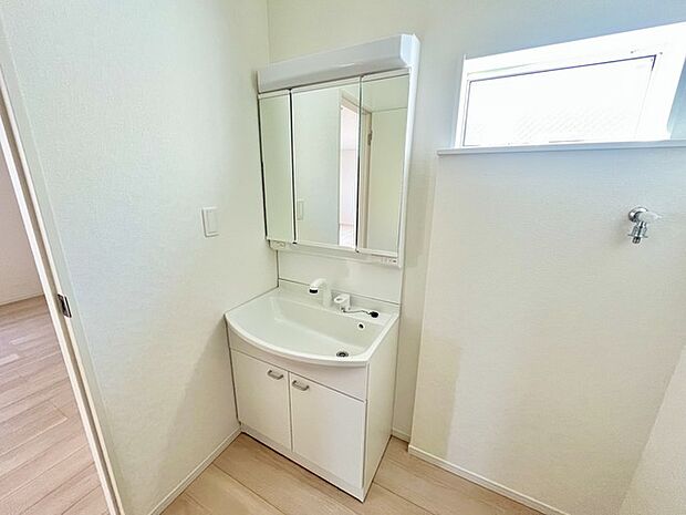 使い勝手の良い洗面台、窓があることで換気もしやすく清潔感のある空間を保てます。 