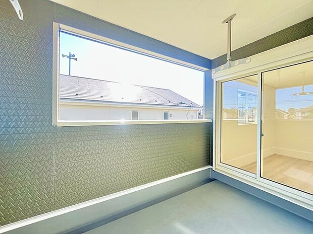 南側のお部屋から出入りできる、奥行きのあるワイドバルコニー。心地よい陽射しと暖かな風を楽しむことが出来ます。 