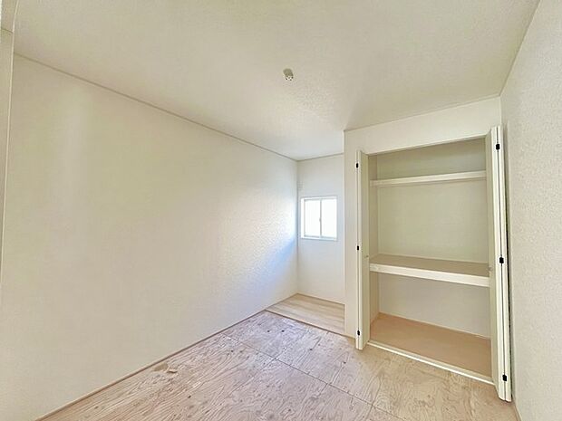 扉を開放するとLDKと洋室を一体利用できる空間!扉を閉めると独立した空間としても活用できます。