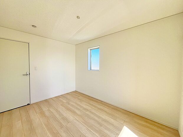 どんな家具にでも相性が良い清潔感ある白色調のクロスを採用。主張しすぎない配色、耐久性にも優れた床材は日々のメンテナンスも楽に、快適に過ごして頂けるよう考えられています。