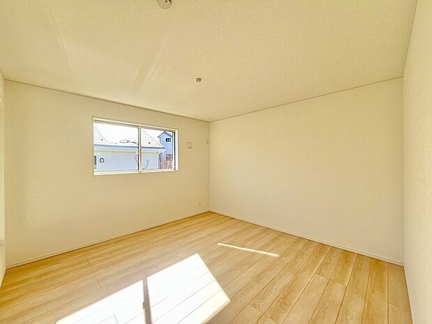 大きな開口部から明るい光が差し込む、日中の室内の明るさがこの部屋の魅力です。