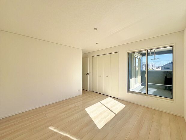 大きな開口部から明るい光が差し込む、日中の室内の明るさがこの部屋の魅力です。