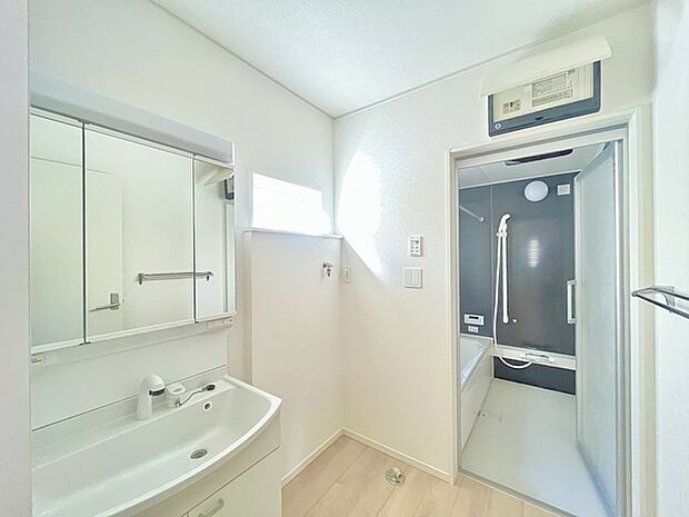 ゆとりの洗面スペースで朝の身支度もスムーズに行えます。 