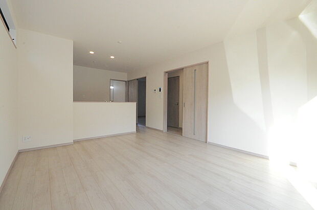 家族が一番集まる場所だから広々としつつも素敵な空間であって欲しい。皆がくつろぐリビングからキッチンまでが一つに繋がる空間。 