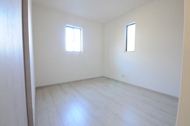 どんな家具にでも相性が良い清潔感ある白色調のクロスを採用。主張しすぎない配色、耐久性にも優れた床材は日々のメンテナンスも楽に、快適に過ごして頂けるよう考えられています。