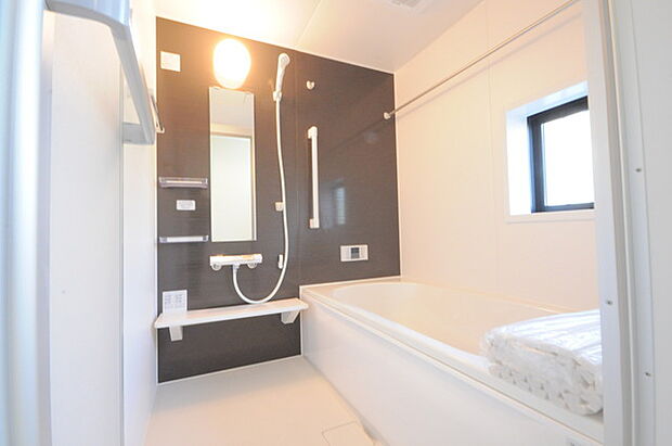 一緒にお風呂に入っている子供達の声がリビングまで聞こえてきそうな広々とした1坪バス