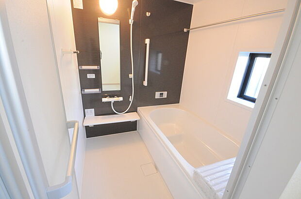 花粉や雨の日、寒い冬の時期に嬉しい浴室乾燥機。換気機能で入浴時に湿気を換気しカビの防止にもなります。  