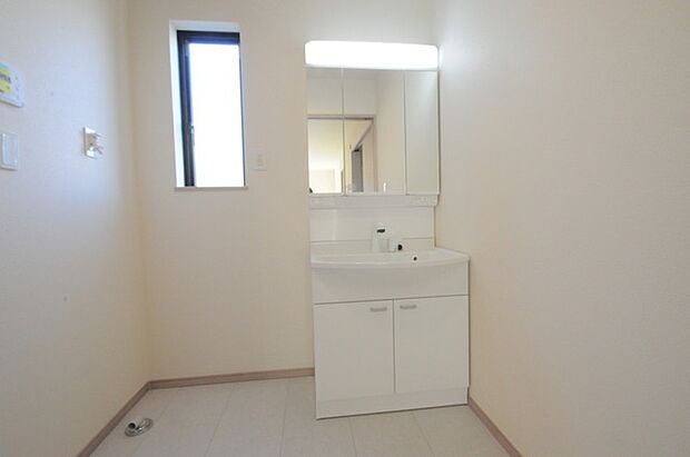 お出かけ前の身だしなみに一歩差がつく三面鏡。ミラー裏にはたっぷり収納もございます。