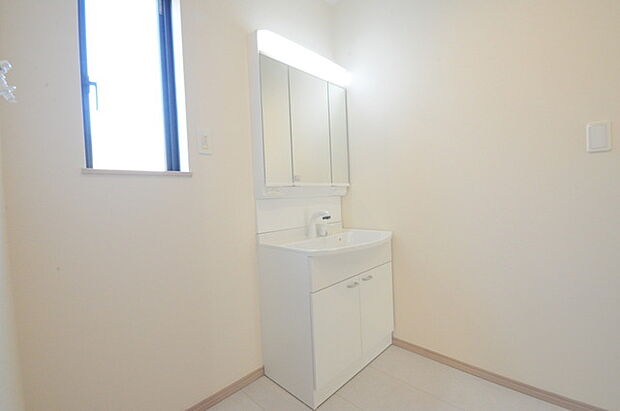 使い勝手の良い洗面台、窓があることで換気もしやすく清潔感のある空間を保てます。 
