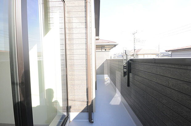 広めのバルコニーは風通しも良くお洗濯物もしっかりと干すことができます！ 