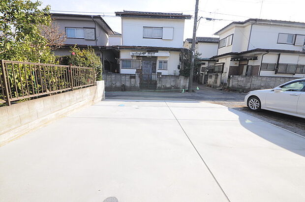 セカンドカーや来客時にも便利なカースペース2台分ございます。 