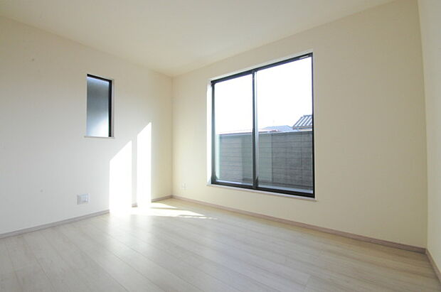 大きな開口部から明るい光が差し込む、日中の室内の明るさがこの部屋の魅力です。 