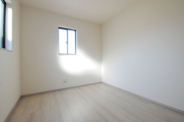 どんな家具にでも相性が良い清潔感ある白色調のクロスを採用。主張しすぎない配色、耐久性にも優れた床材は日々のメンテナンスも楽に、快適に過ごして頂けるよう考えられています。