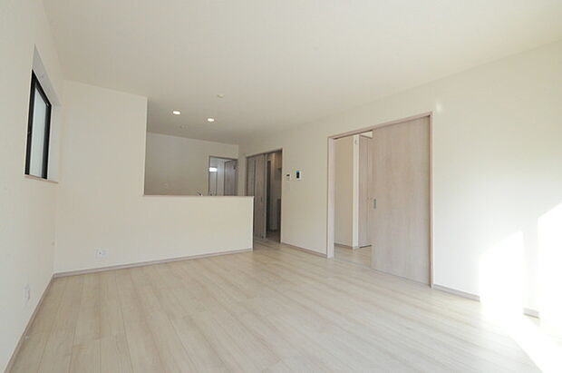 家族が一番集まる場所だから広々としつつも素敵な空間であって欲しい。皆がくつろぐリビングからキッチンまでが一つに繋がる空間。