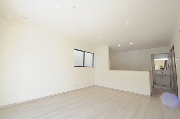 リビングにいる家族の顔が見渡せるカウンターキッチン。お料理もより一層おいしく、楽しく。食器棚を背面に設置しても十分な広さを確保しています。