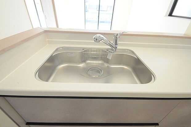 人工大理石を使用したシステムキッチン。永く傷つきにくく、お手入れもしやすい高機能性です。