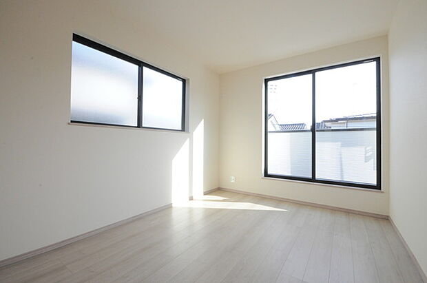 大きな開口部から明るい光が差し込む、日中の室内の明るさがこの部屋の魅力です。