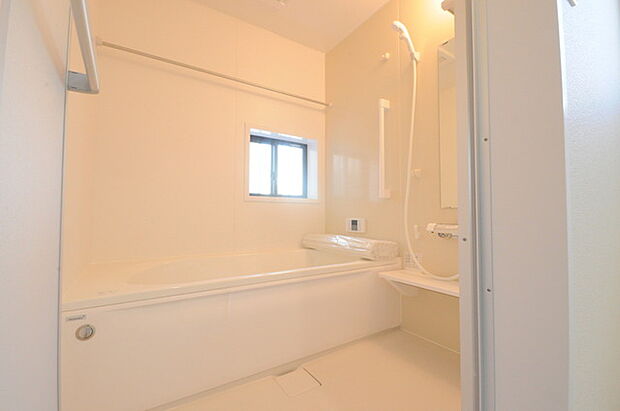 花粉や雨の日、寒い冬の時期に嬉しい浴室乾燥機。換気機能で入浴時に湿気を換気しカビの防止にもなります。  