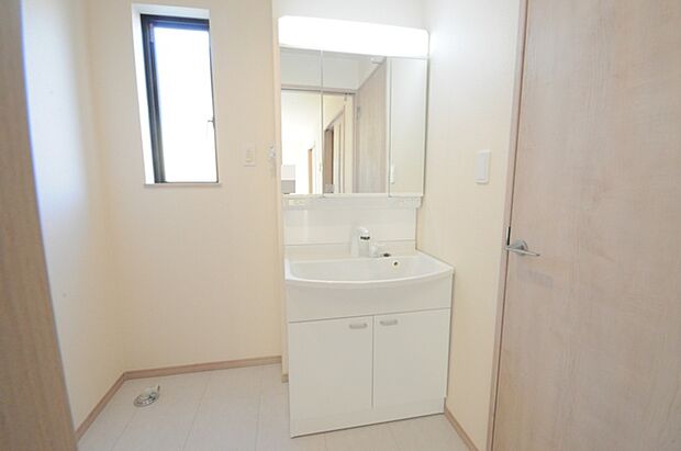 使い勝手の良い洗面台、窓があることで換気もしやすく清潔感のある空間を保てます。