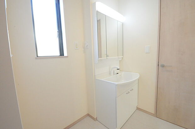 お出かけ前の身だしなみに一歩差がつく三面鏡。ミラー裏にはたっぷり収納もございます。 