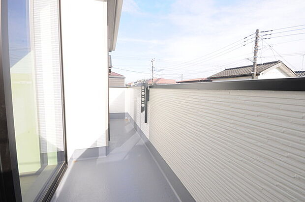 広めのバルコニーは風通しも良くお洗濯物もしっかりと干すことができます!