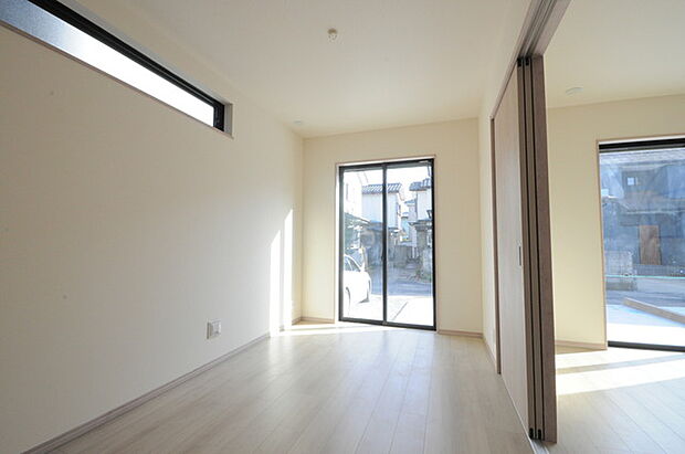 どんな家具にでも相性が良い清潔感ある白色調のクロスを採用。主張しすぎない配色、耐久性にも優れた床材は日々のメンテナンスも楽に、快適に過ごして頂けるよう考えられています。 