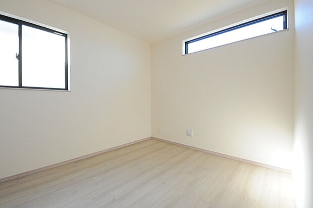 どんな家具にでも相性が良い清潔感ある白色調のクロスを採用。主張しすぎない配色、耐久性にも優れた床材は日々のメンテナンスも楽に、快適に過ごして頂けるよう考えられています。 