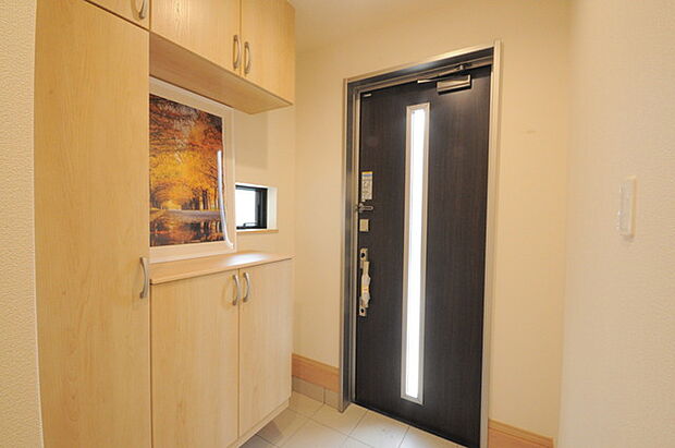 明るく開放的な玄関、靴の脱ぎ履きもしやすく、収納も豊富でご家族皆様の靴をスッキリ収納できます。