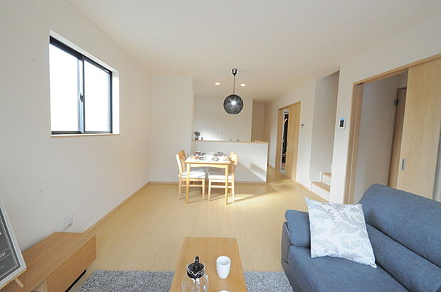 家族の集うリビングには色々な方向から光が差し込む設計に。家族のコミュニケーションが弾むスポットだから明るい雰囲気であってほしい。