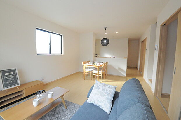 どんな家具にでも相性が良い清潔感ある白色調のクロスを採用。主張しすぎない配色、耐久性にも優れた床材は日々のメンテナンスも楽に、快適に過ごして頂けるよう考えられています。