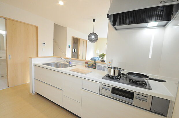 家族団欒のリビング。陽光差し込む食卓には家族の会話とスマイルが溢れます。いつまでもここで食卓を囲みたくなる、そう感じさせてくれるスペース。 