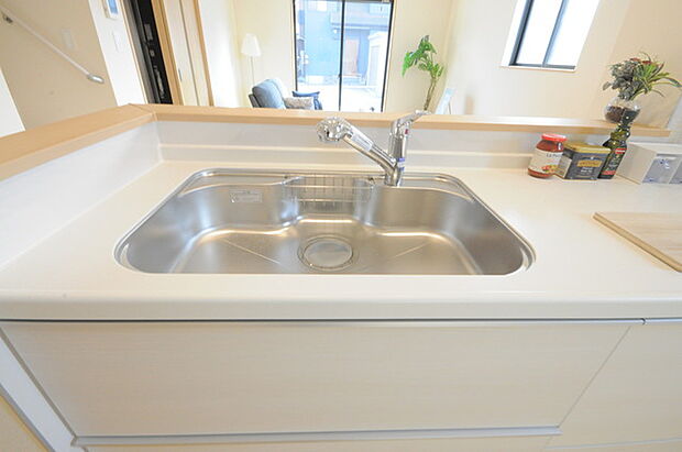 人工大理石を使用したシステムキッチン。永く傷つきにくく、お手入れもしやすい高機能性です。 