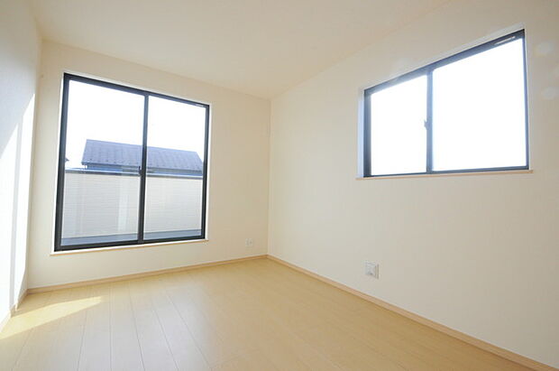 どんな家具にでも相性が良い清潔感ある白色調のクロスを採用。主張しすぎない配色、耐久性にも優れた床材は日々のメンテナンスも楽に、快適に過ごして頂けるよう考えられています。 