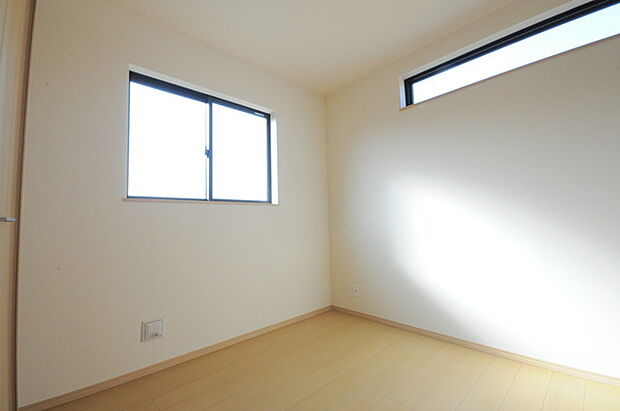 どんな家具にでも相性が良い清潔感ある白色調のクロスを採用。主張しすぎない配色、耐久性にも優れた床材は日々のメンテナンスも楽に、快適に過ごして頂けるよう考えられています。