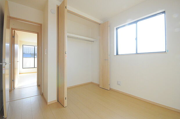 衣類の整理整頓に嬉しいクローゼット付きのお部屋。お子様のお部屋としても便利です。 