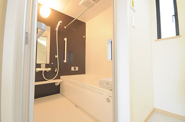 花粉や雨の日、寒い冬の時期に嬉しい浴室乾燥機。換気機能で入浴時に湿気を換気しカビの防止にもなります。