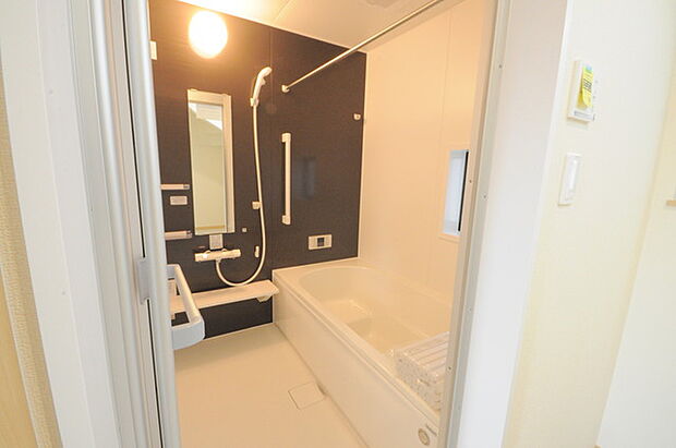 一緒にお風呂に入っている子供達の声がリビングまで聞こえてきそうな広々とした1坪バス