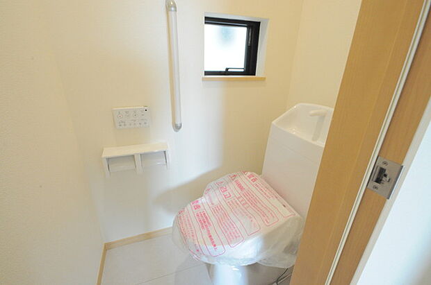 ウォシュレット機能付きのトイレ。換気のしやすい窓付きで、収納もあり実用性も兼ね備えた造り。