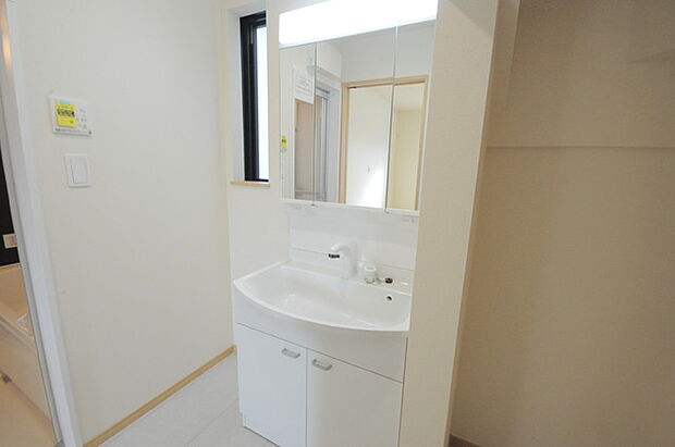 お出かけ前の身だしなみに一歩差がつく三面鏡。ミラー裏にはたっぷり収納もございます。 